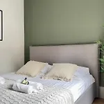 Eiffel Tower Stylish Retreat *