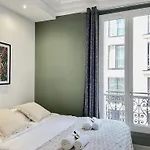 Eiffel Tower Stylish Retreat Paříž