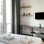 Eiffel Tower Stylish Retreat * Paříž