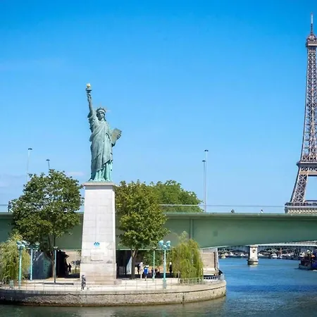 Eiffel Tower Stylish Retreat Paříž