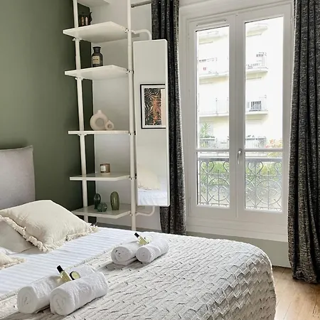 Eiffel Tower Stylish Retreat * باريس