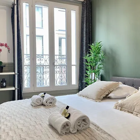 Eiffel Tower Stylish Retreat * باريس