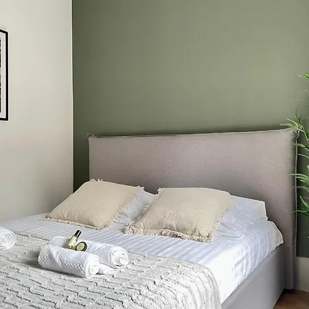 Eiffel Tower Stylish Retreat *