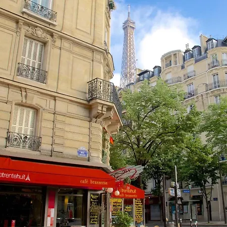 Eiffel Tower Stylish Retreat Daire