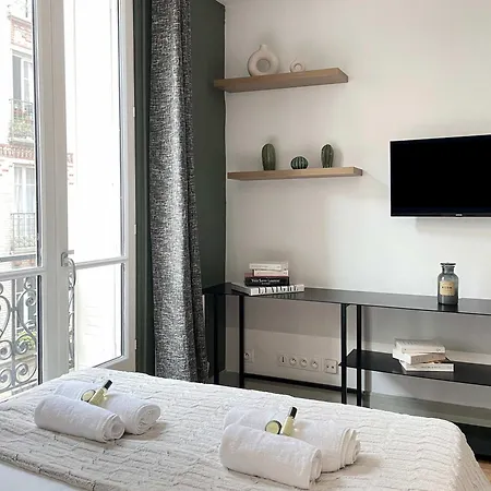 Eiffel Tower Stylish Retreat * باريس