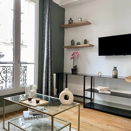 Daire Eiffel Tower Stylish Retreat