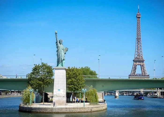 Eiffel Tower Stylish Retreat París