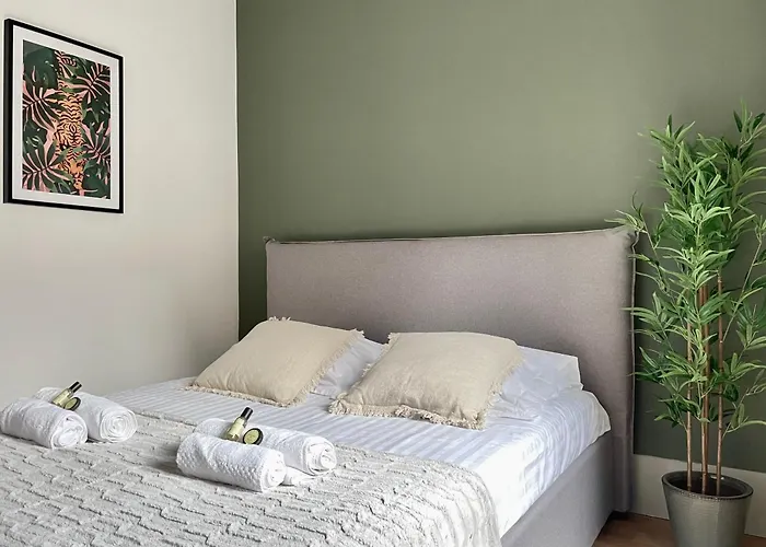 Eiffel Tower Stylish Retreat *