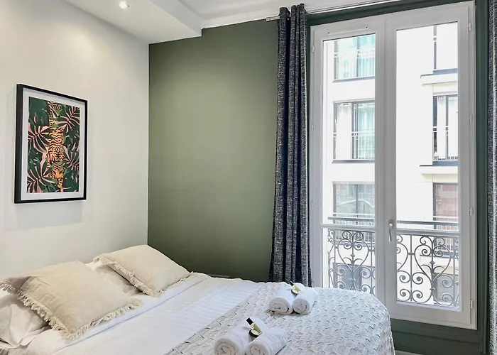 Eiffel Tower Stylish Retreat París