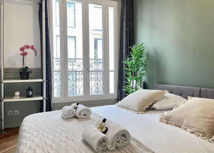 Eiffel Tower Stylish Retreat * 巴黎
